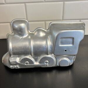 Wilton Vintage Train Cake Pan 1974, model 502–852 3-D locomotive pan